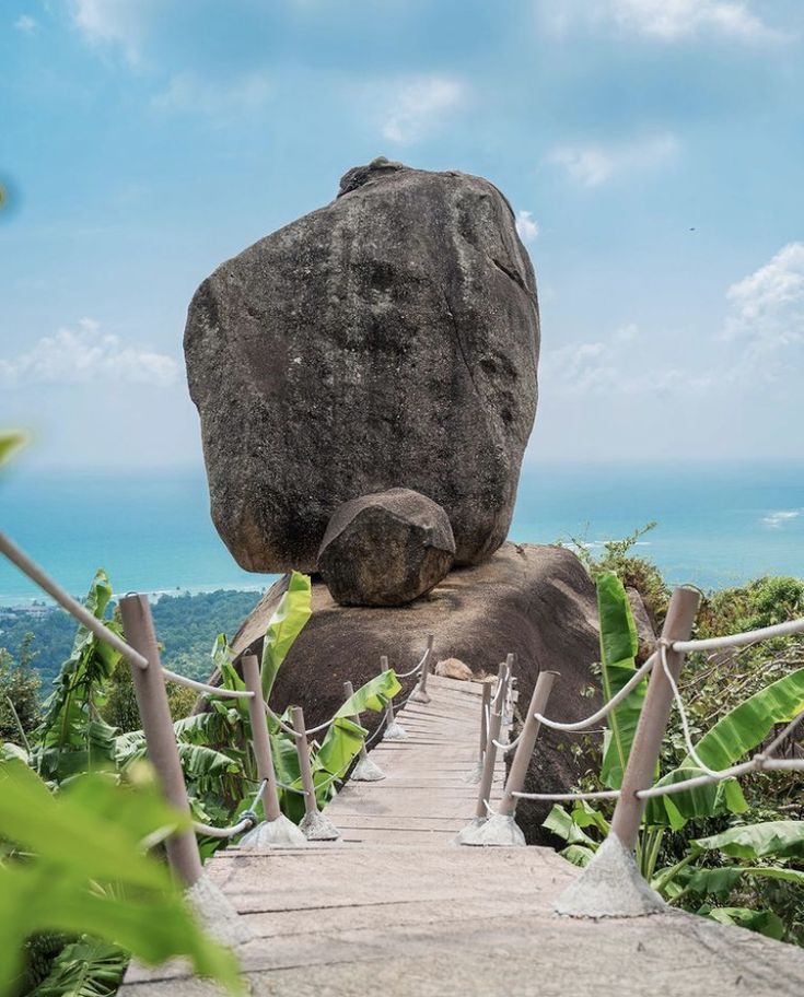 Overlap Stone — a granite boulder balanced over the Lamai coast